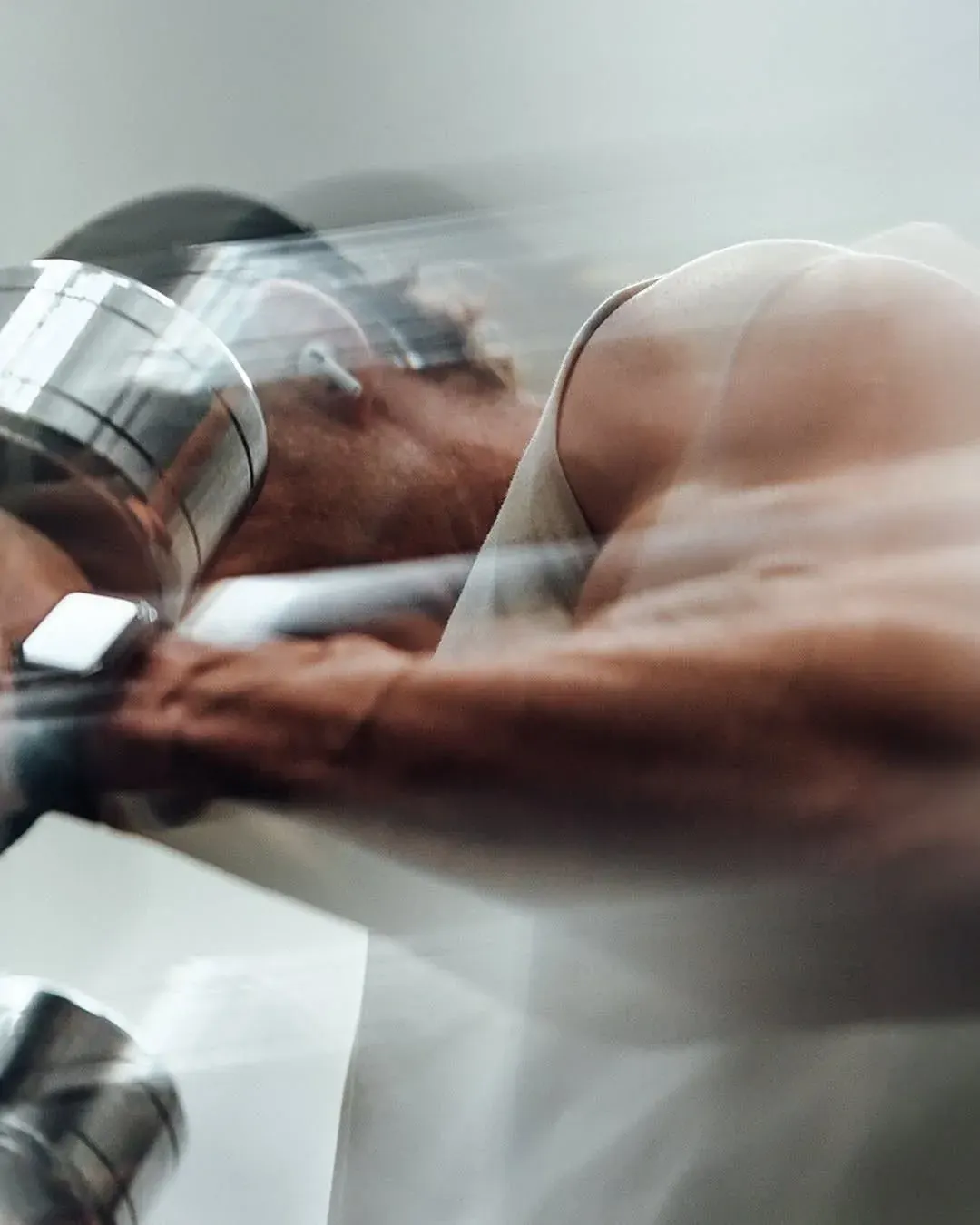 Un sportif soulève un haltère